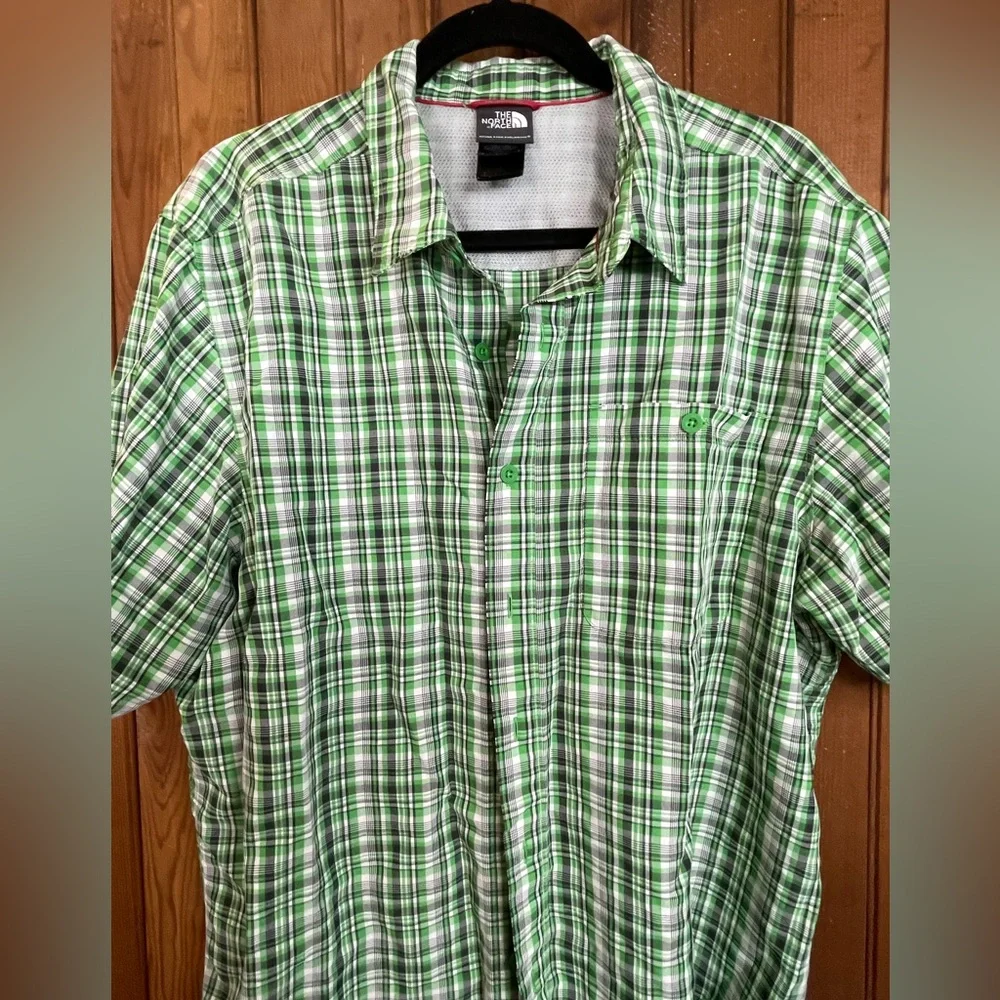 ⭐️The North Face short sleeved shirt. Size XL